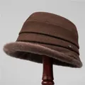 Sombrero de invierno para mujer en color café con borde de piel y hebilla de metal - M (56-58cm) / café