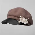 Bruine wollen muts met zwart lederen klep en elegante bloemen en parel accenten - M / Donker Camel