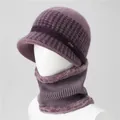 Detalle del conjunto de gorro de invierno y bufanda de felpa morada con forro grueso - Sombrero Y Calentador De Cuello / Taro