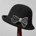 Detailansicht eines schwarzen Wollhutes mit funkelnder Strass-Schleife im Retro-Stil - M / Schwarz