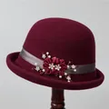 Detail van bordeauxrode wollen hoed met grijs satijnen lint en elegante stras bloemdecoratie - M (56-58cm) / Bordeauxrood