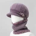 Dettaglio del cappello invernale viola con fiore e scaldacollo foderato in peluche - Cappello + Scaldacollo / Taro