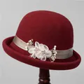 Detail van rode wollen cloche hoed met decoratieve mesh bloem en parel versieringen - M (56-58cm) / Ankara Rood
