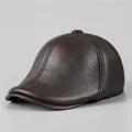 Primer plano detallado de gorra plana de cuero marrón con costuras de alta calidad - M / café