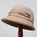 Detail van elegante wollen en lederen vissershoed voor dames op een houten standaard - M / Beige
