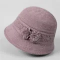 Cappello a secchiello invernale in maglia malva per anziane con pompon e fodera calda - M / Taro
