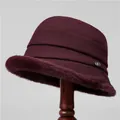 Detalle del sombrero de lana burdeos con borde de piel sintética y logo metálico elegante - M (56-58cm) / Burdeos