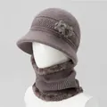 Detalle de conjunto de gorro y bufanda de punto para invierno con flores y forro polar - Talla única / Gorro + Calentador de cuello / Caqui