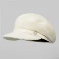 Detalle de la gorra de lana crema con un botón metálico plateado y texto de Since 1985 - M / Blanco Roto