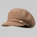 Detalle de gorra de lana con botón metálico plateado y textura de tejido suave - M / Caqui