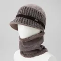 Detalle del cálido gorro de invierno con textura de pelo de conejo y bufanda a juego - Sombrero Y Calentador De Cuello / Caqui