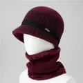 Detalle de conjunto de gorro y bufanda de punto cálido con forro polar y logo dorado - Sombrero Y Calentador De Cuello / Burdeos