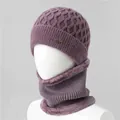 Detalle de gorro de punto violeta y bufanda con forro de piel sintética suave - Gorro Y Calentador De Cuello / Púrpura Taro