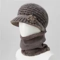 Detalle de gorro de punto y calentador de cuello con flores y forro polar de invierno - Gorro + Calentador de cuello / Caqui