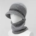 Detalle del conjunto de gorro y bufanda de punto gris con forro polar y estampado de pata de gallo - Sombrero Y Calentador De Cuello / Gris