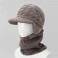 Dettaglio ravvicinato della fodera in pile e della trama a maglia del caldo berretto invernale - Cappello Cachi E Scaldacollo