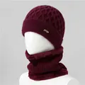 Detalle del gorro de invierno de punto trenzado burdeos con forro polar y set de bufanda - Gorro Y Calentador De Cuello / Burdeos