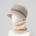 Detalle del conjunto de gorro de invierno con forro polar y estampado de pata de gallo - Sombrero Y Calentador De Cuello / Beige