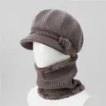 Dettaglio del set cappello e sciarpa in maglia con bordo in peluche su manichino bianco - Cappello + Scaldacollo / Cachi