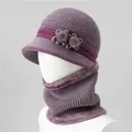 Textura de punto detallada del conjunto de gorro de invierno morado y bufanda de flores - Púrpura Claro (Gorro Y Calentador De Cuello)