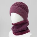 Detalle del tejido de punto trenzado morado y forro de felpa blanca del conjunto de invierno - Gorro Y Calentador De Cuello / Malva