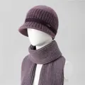 Detalle de conjunto de gorro y bufanda de punto morado para mujeres mayores con logo metálico - Gorro y Bufanda / Taro