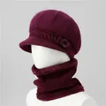 Dettaglio del set cappello e scaldacollo in maglia con fodera in peluche bordeaux - Cappello + Scaldacollo / Borgogna