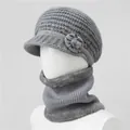 Detalle de conjunto de gorro y bufanda de punto gris con forro polar suave - Gorro + Calentador de cuello / Gris