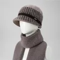 Detalle de gorro y bufanda de punto gris púrpura con textura de tejido de cuadros - Gorro y Bufanda / Caqui