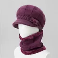 Dettaglio del set cappello in maglia viola e scaldacollo con bordo in pelliccia sintetica - Cappello + Scaldacollo / Malva