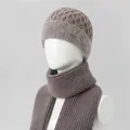 Detalle de conjunto de gorro y bufanda de punto gris púrpura con forro polar suave - Sombreros y Bufandas / Caqui