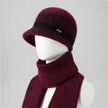 Detalle de gorro estilo bucket de pelo de conejo burdeos y bufanda con ribete a cuadros - Gorro y Bufanda / Burdeos