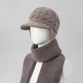 Dettaglio di set in maglia calda per anziani con cappuccio paraorecchie e sciarpa abbinata - Cappello Cachi E Sciarpa