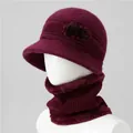Detalle de gorro de punto granate con lazo de piel y forro de felpa gruesa - Talla única / Gorro + Calentador de cuello / Burdeos