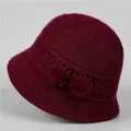 Dettaglio cappello in maglia bordeaux per donne anziane con pompon e trama lavorata - M / Borgogna