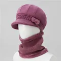 Dettaglio del set cappello e scaldacollo in maglia bordeaux con calda fodera in peluche - Cappello + Scaldacollo / Rosa Antico
