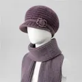 Detalle de textura de punto y flor decorativa en el conjunto violeta de gorro y bufanda - Gorro + Bufanda / Taro