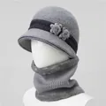 Detalle de conjunto gris de gorro y bufanda de punto con forro polar y adorno floral - Gris (Gorro Y Calentador de Cuello)