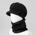 Dettaglio del set cappello in maglia nera e scaldacollo con fodera in ecopelliccia e pompon - Cappello + Scaldacollo / Nero