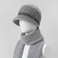 Detalle de set de punto de invierno con gorro de pata de gallo y bufanda para señoras - Gorro y Bufanda / Gris