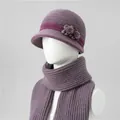 Detalle de textura de punto de conjunto de gorro y bufanda morados con flores - Púrpura Claro (Gorro Y Bufanda)