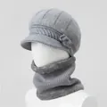 Dettaglio del cappello in maglia grigia con accento floreale e fodera in pile per donna - Cappello + Scaldacollo / Grigio