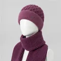 Detalle del conjunto de gorro de punto trenzado y bufanda morada con placa de logo - Sombreros y Bufandas / Malva