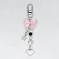 Detail van roze acryl strik sleutelhanger met zilveren ster- en hartbedeltjes voor mobiel - Roze Strik Ster Hart Stijl (ML563-B)