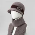 Detalle de gorro de punto morado con adorno floral y conjunto de bufanda de invierno - Caqui (Gorro Y Bufanda)