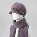 Dettaglio del set berretto e sciarpa in maglia viola con fiocco e pompon - Cappello + Sciarpa / Taro