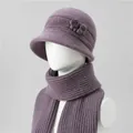 Detalle de conjunto de gorro y bufanda de punto púrpura con flor 3D para señoras - Talla única / Gorro + Bufanda / Taro