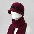 Detalle del conjunto de gorro y bufanda de punto burdeos con flores y forro polar - Rojo Vino (Gorro Y Bufanda)