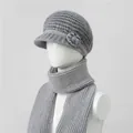 Detalle de conjunto de gorro y bufanda de punto gris oscuro con adorno de flor - Gorro + Bufanda / Gris
