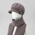 Dettaglio del berretto in maglia con visiera e sciarpa coordinata grigio-viola - Cappello + Sciarpa / Cachi
